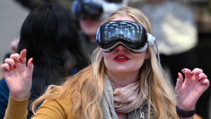 Apple glasses disappoint many super fans

