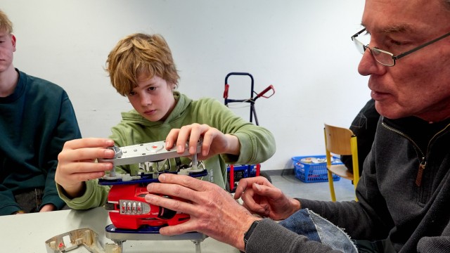 Sustainable business: Workshops, like the one here at a high school in Bavaria, in which young people are made aware that repairing devices is a sustainable option, have been available more and more in recent years.  A scene of repair cafés and maker laboratories has also emerged in Germany.