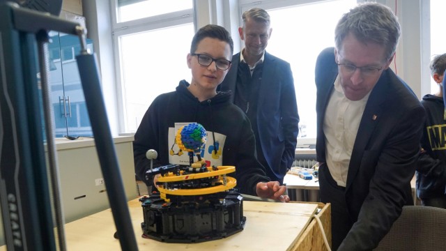 Northvolt boss Peter Carlsson: Northvolt presents itself as an employer.  Company boss Peter Carlsson (center) and Daniel Günther (right), Prime Minister of Schleswig-Holstein, visiting the Werner-Heisenberg-Gymnasium.  Student Bruno Jeche shows them the star system, built from Lego bricks.