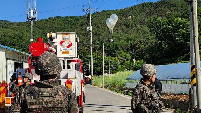 Seoul warns population about balloons carrying garbage from North Korea
